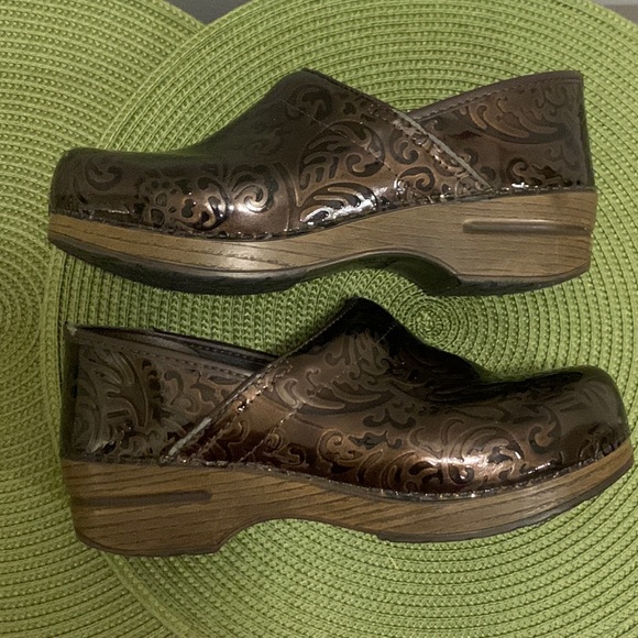 Women’s Dansko Clogs-Leather-Shine- Pattern-Size 38- Good Condition w/some Flaws - Picture 9 of 15